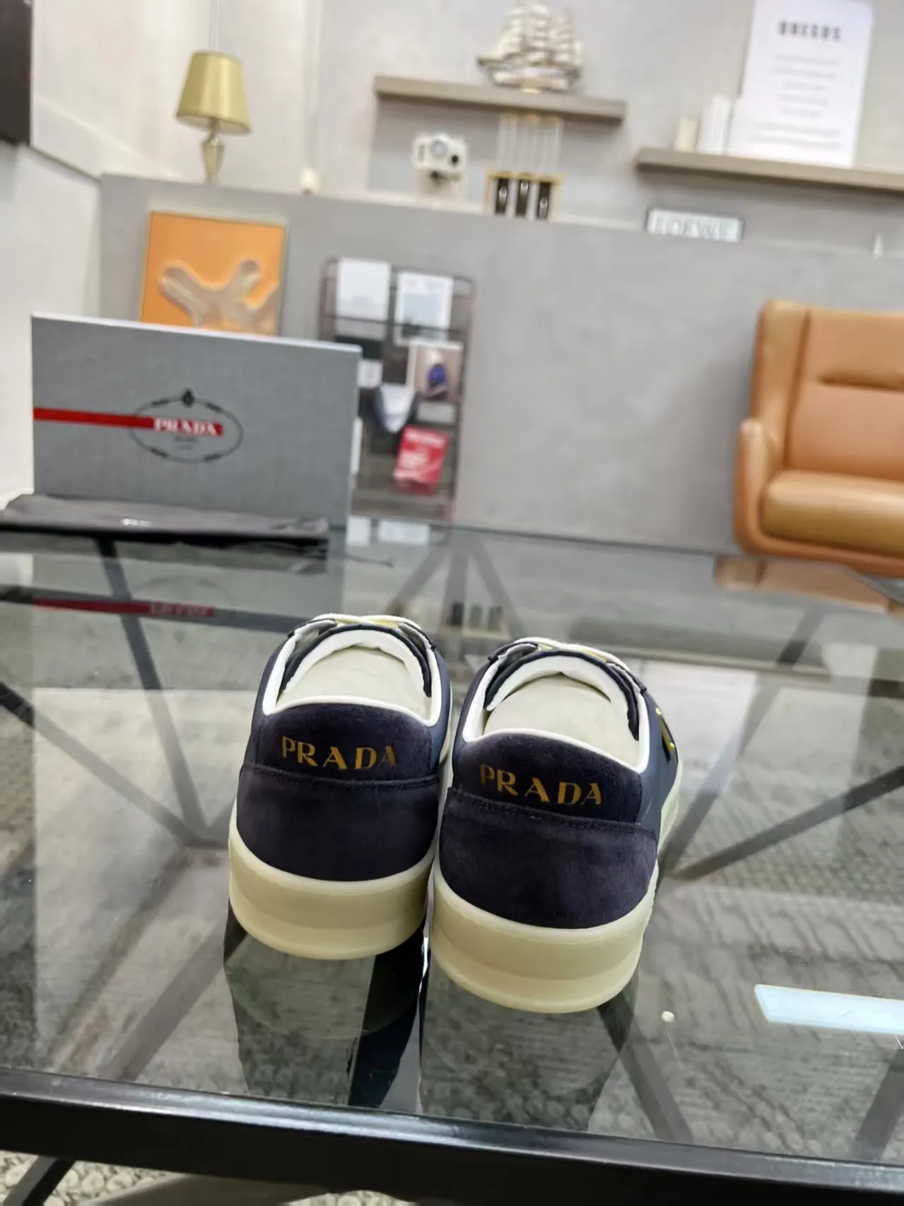 Factory P400💰Prada new men's genuine leather sports shoes, the highest version on the market, any comparison is welcome🆚! The original leather has excellent texture and is super high-end! Fetal sheep net lining imported from Italy, removable pad! Luxurious materials and fine workmanship, highly recommended! Code number: 38--45